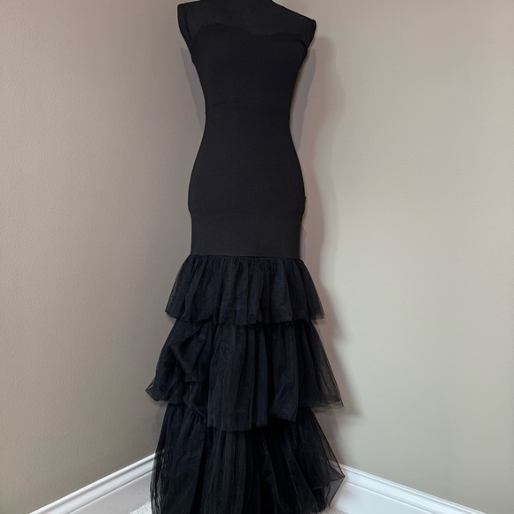 Lulus Dresses & Skirts - Women’s Lulus Dramatic Fanatic Black Strapless Tulle Trumpet Maxi Dress Size XS